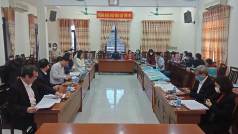 Đoàn kiểm tra công nhận đạt chuẩn PCGD-XMC tỉnh Hưng Yên làm việc tại huyện Yên Mỹ